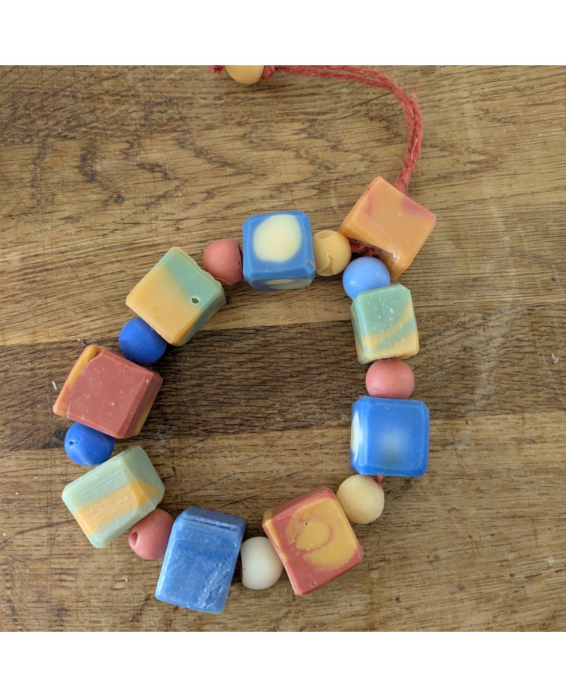 collier perles de savon multicolore collier perles de savon multicolore