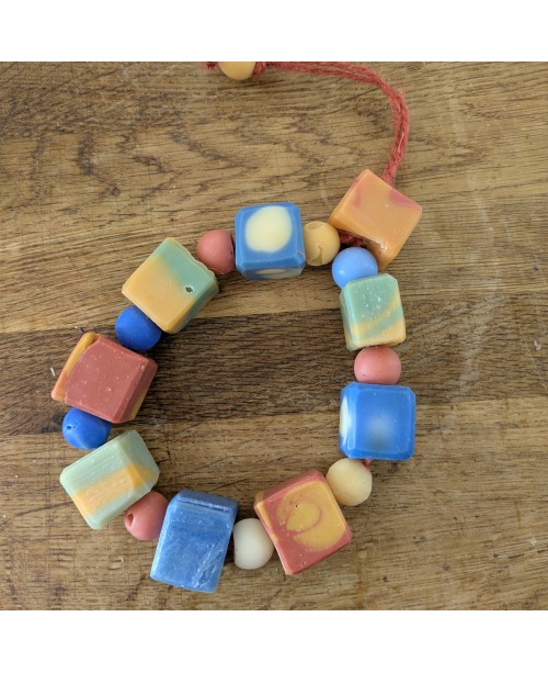 Bracelet de perles de savon de la savonnerie de la Buèges
