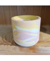 Bougie parfumée, pot en jesmonite jaune, rose et blanc