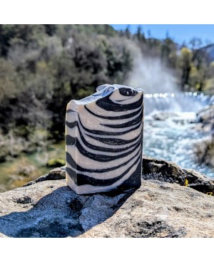 savon à l'huile essentielle de tea tree, à l'huile de nigelle, au charbon actif et au ghassoul