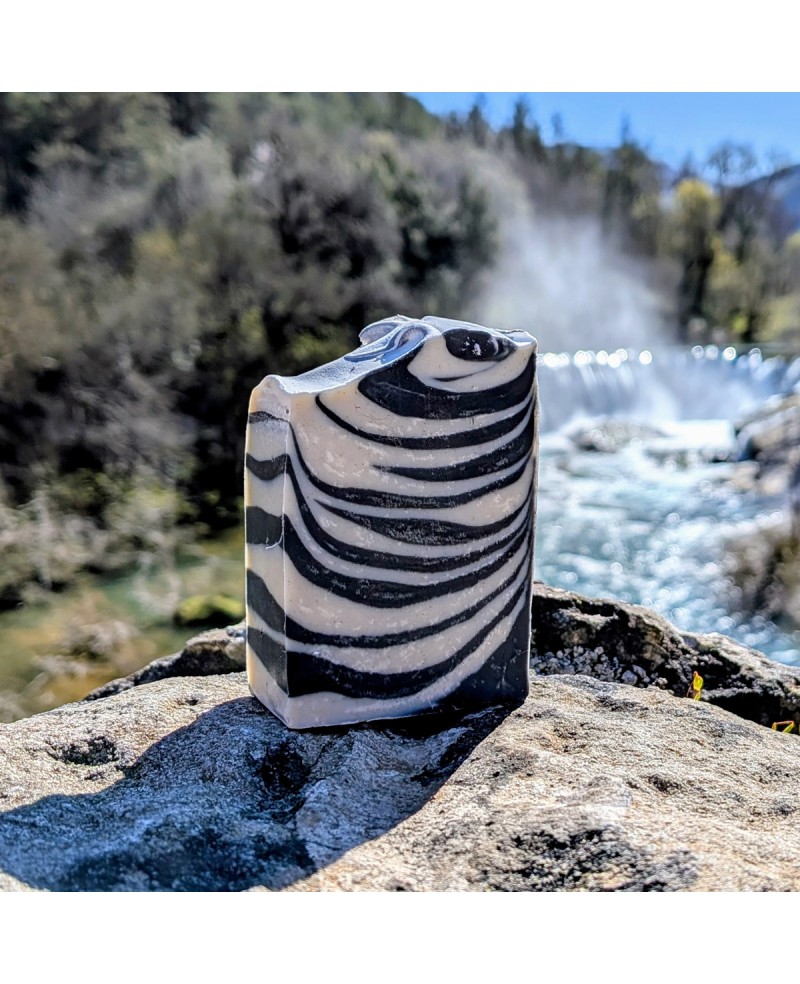 savon à l'huile essentielle de tea tree, à l'huile de nigelle, au charbon actif et au ghassoul